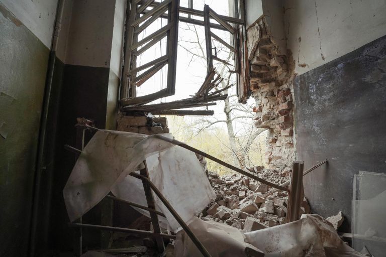 Разрушенная стена дома в Ворошиловском районе Донецка, который подвергся обстрелу со стороны ВСУ Разрушенная стена дома в Ворошиловском районе Донецка, который подвергся обстрелу со стороны ВСУ