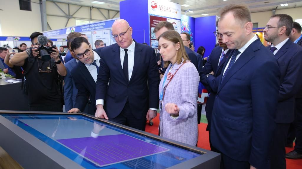 Дмитрий Чернышенко посетил стенд Made in Russia на Vietnam Expo 2023 Дмитрий Чернышенко посетил стенд Made in Russia на Vietnam Expo 2023 - РИА Новости, 1920, 07.04.2023