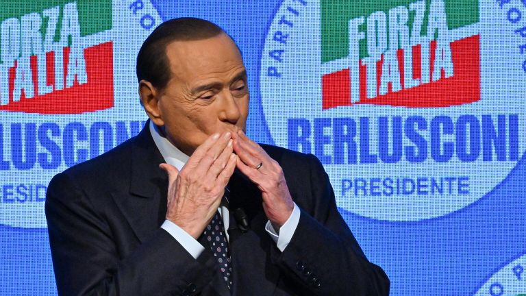 Лидер итальянской правой партии Forza Italia Сильвио Берлускони во время митинга, завершающего кампанию его партии на всеобщих выборах. 25 сентября 2022 года Лидер итальянской правой партии Forza Italia Сильвио Берлускони во время митинга, завершающего кампанию его партии на всеобщих выборах. 25 сентября 2022 года