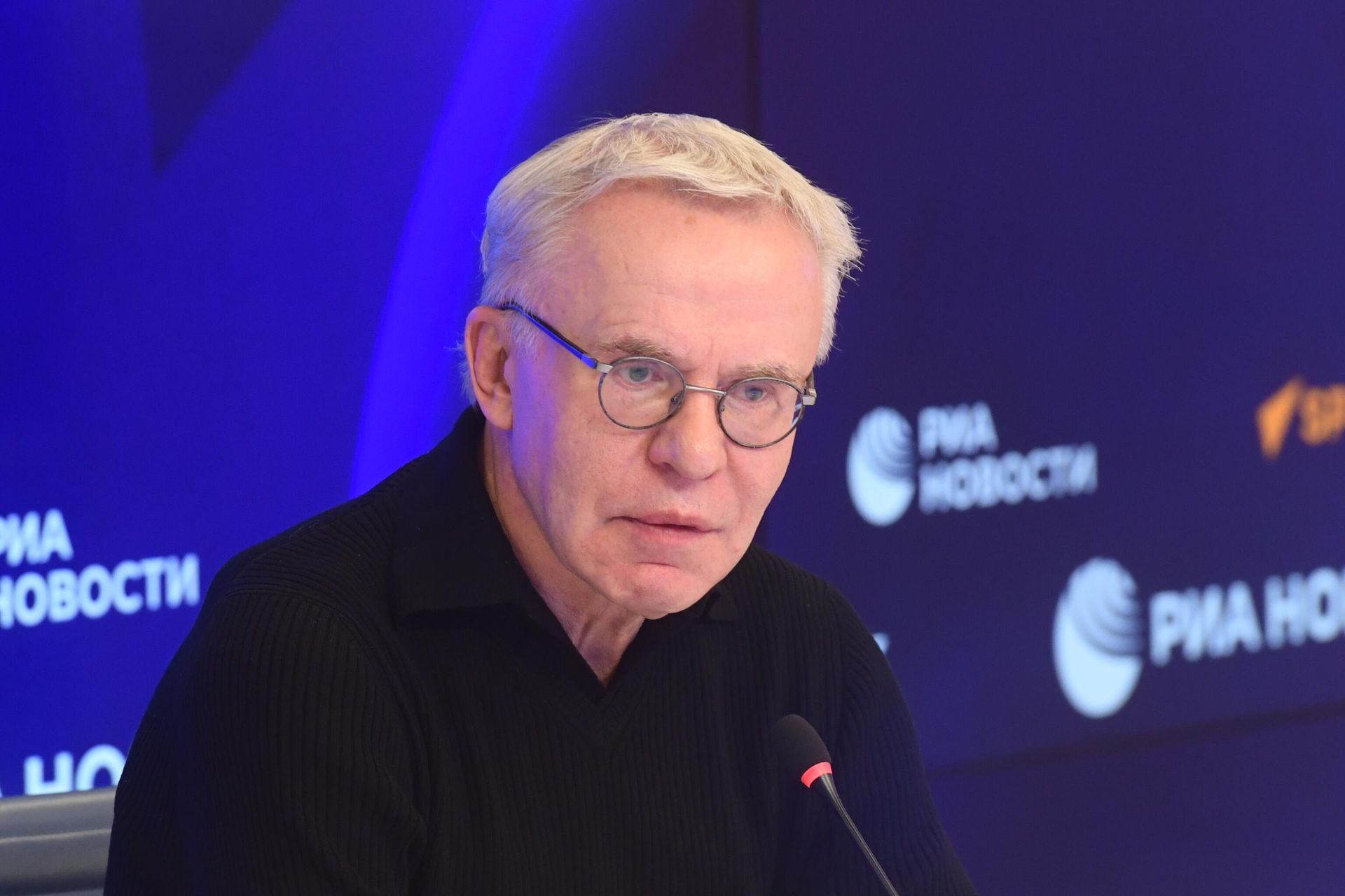 Олимпийский чемпион, российский хоккеист, тренер, политический и спортивный деятель, первый заместитель председателя комитета Госдумы РФ по физической культуре, спорту, туризму и делам молодежи Вячеслав Фетисов во время встречи с журналистами в преддверии его 65-летнего юбилея в Международном мультимедийном пресс-центре Россия сегодня в Москве. - РИА Новости, 1920, 23.08.2025
