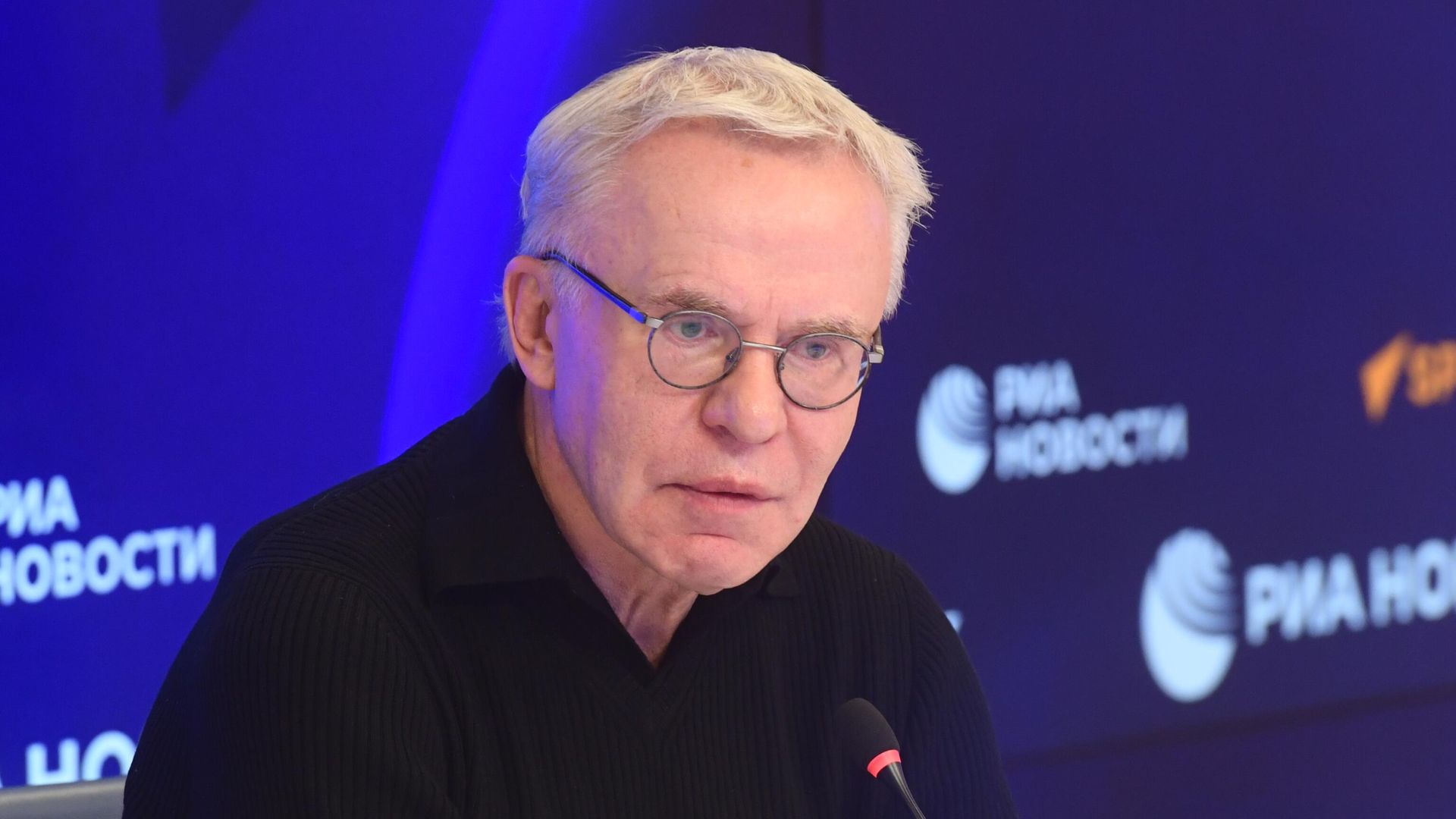 Олимпийский чемпион, российский хоккеист, тренер, политический и спортивный деятель, первый заместитель председателя комитета Госдумы РФ по физической культуре, спорту, туризму и делам молодежи Вячеслав Фетисов во время встречи с журналистами в преддверии его 65-летнего юбилея в Международном мультимедийном пресс-центре Россия сегодня в Москве. Олимпийский чемпион, российский хоккеист, тренер, политический и спортивный деятель, первый заместитель председателя комитета Госдумы РФ по физической культуре, спорту, туризму и делам молодежи Вячеслав Фетисов во время встречи с журналистами в преддверии его 65-летнего юбилея в Международном мультимедийном пресс-центре Россия сегодня в Москве. - РИА Новости, 1920, 09.01.2026