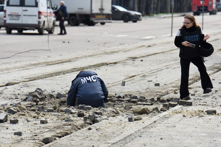 Сотрудник МЧС обследует воронку от взрыва рядом с рынком, подвергшемся обстрелу со стороны ВСУ, в Ворошиловском районе Донецка Сотрудник МЧС обследует воронку от взрыва рядом с рынком, подвергшемся обстрелу со стороны ВСУ, в Ворошиловском районе Донецка