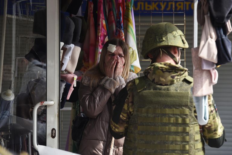 Военнослужащий опрашивает женщину, пострадавшую в результате обстрела со стороны ВСУ на рынке в Ворошиловском районе Донецка Военнослужащий опрашивает женщину, пострадавшую в результате обстрела со стороны ВСУ на рынке в Ворошиловском районе Донецка