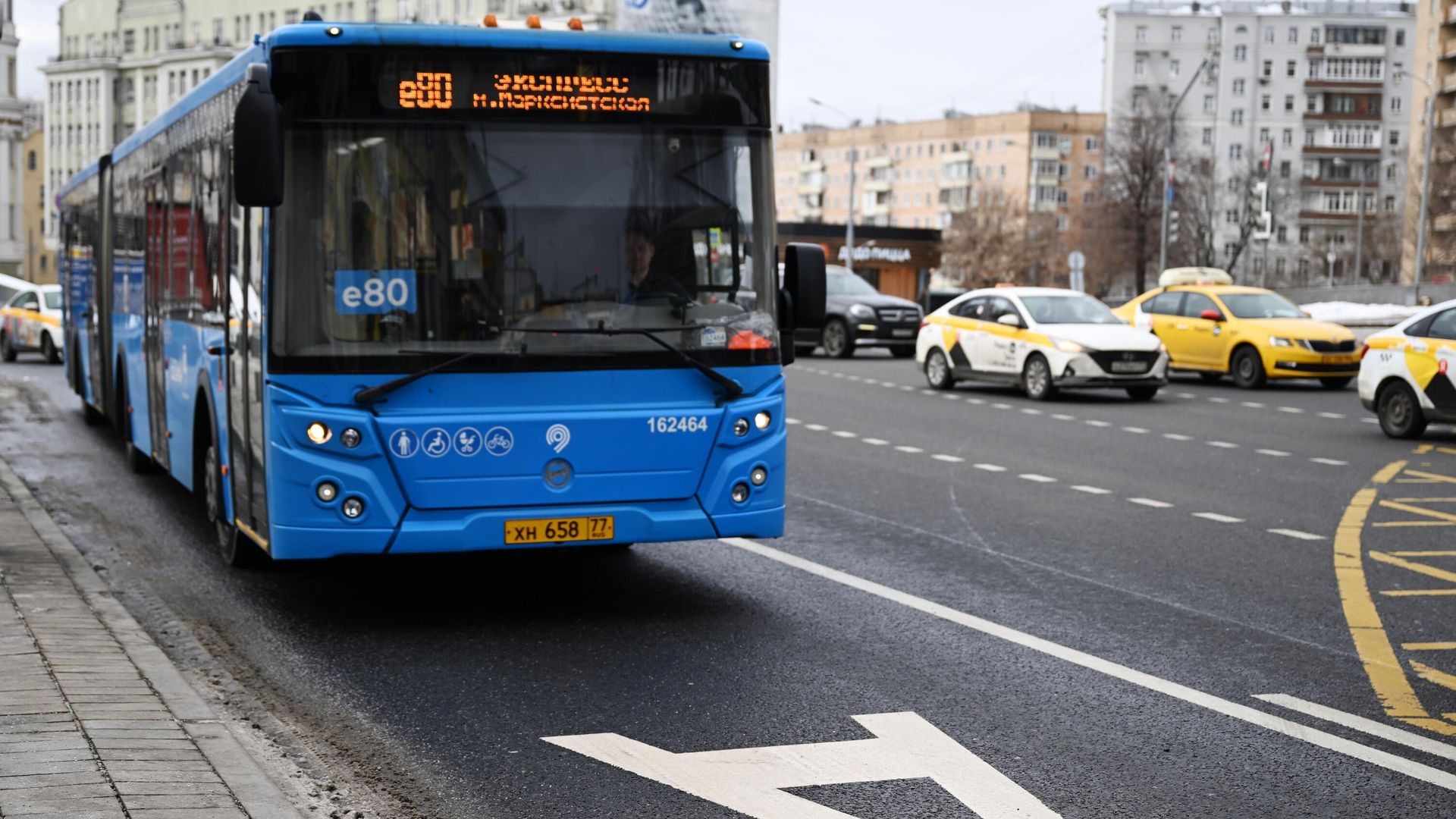 Автобус едет по выделенной полосе Автобус едет по выделенной полосе - РИА Новости, 1920, 03.10.2024