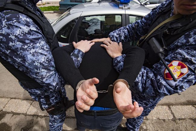 Сотрудники Росгвардии производят задержание Сотрудники Росгвардии производят задержание
