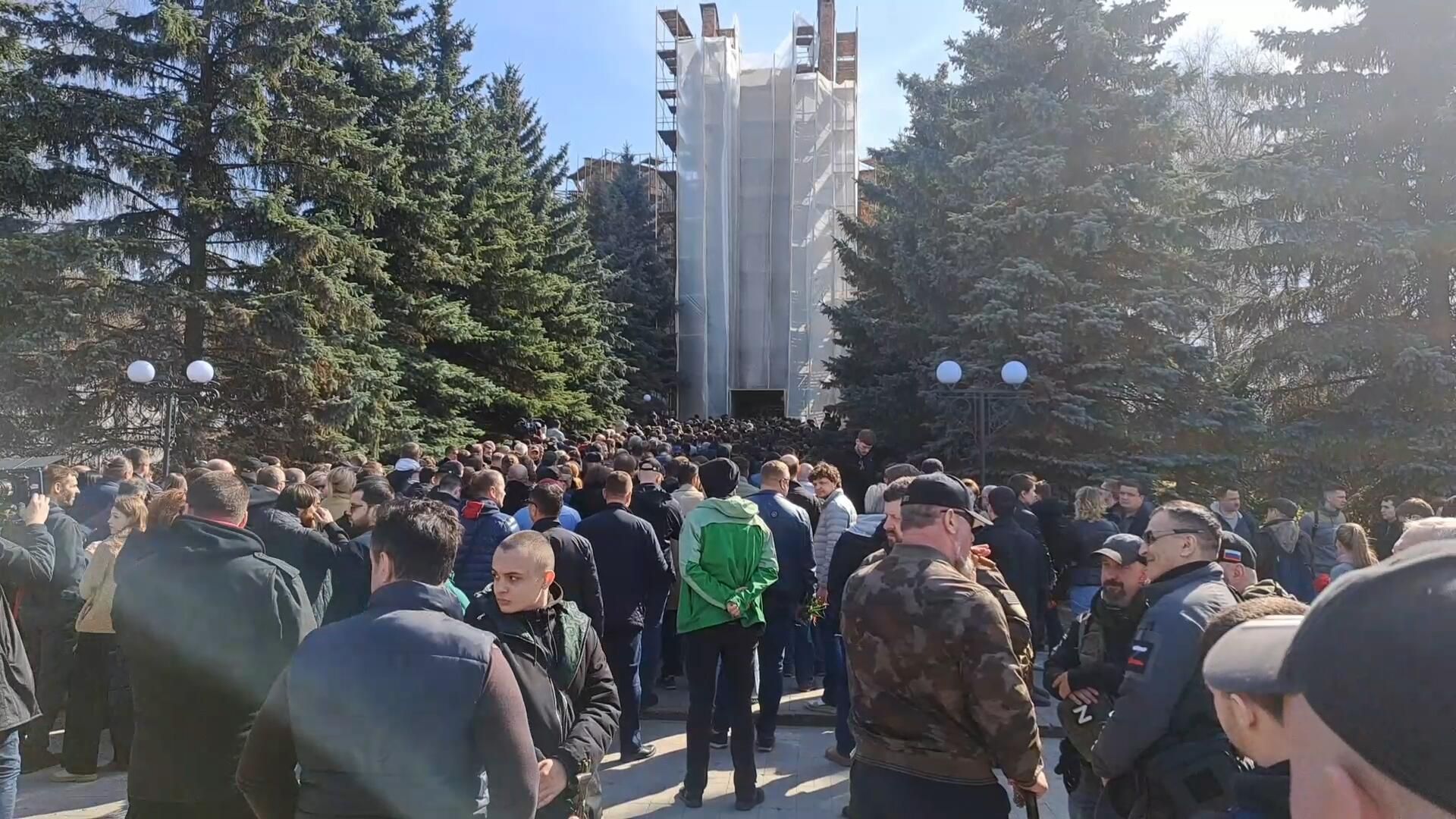 Очередь на церемонии прощания с военкором Владленом Татарским на Троекуровском кладбище Очередь на церемонии прощания с военкором Владленом Татарским на Троекуровском кладбище - РИА Новости, 1920, 08.04.2023