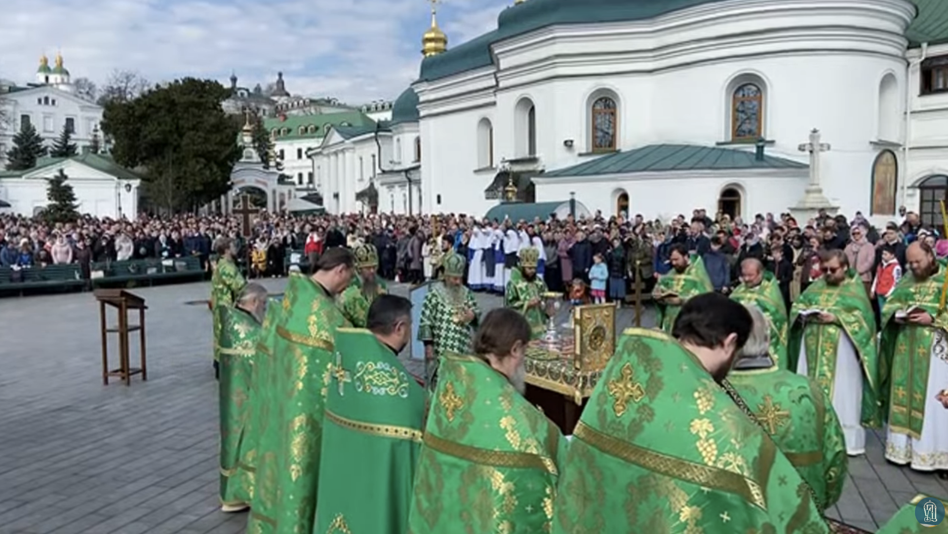 Богослужение в честь праздника на улице Лавры под возглавлением митрополита Киевского и всея Украины Онуфрия (Березовский) Богослужение в честь праздника на улице Лавры под возглавлением митрополита Киевского и всея Украины Онуфрия (Березовский) - РИА Новости, 1920, 09.04.2023