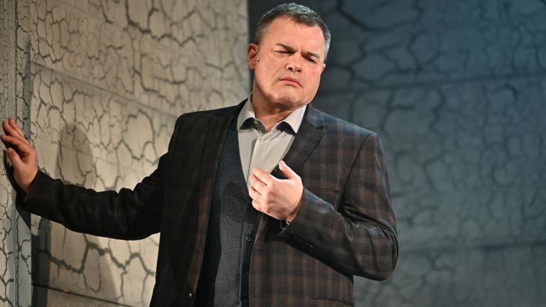 Актер Евгений Дятлов в роли Натана на премьере спектакля Разговоры после погребения по одноименной пьесе Ясмины Реза в постановке Вадима Дубровицкого в новом театральном пространстве LAТеатра Актер Евгений Дятлов в роли Натана на премьере спектакля Разговоры после погребения по одноименной пьесе Ясмины Реза в постановке Вадима Дубровицкого в новом театральном пространстве LAТеатра