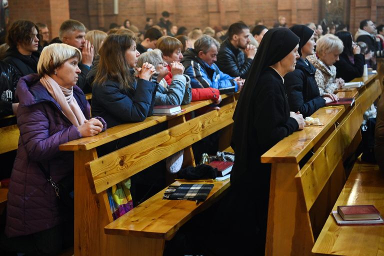 Верующие на праздничном пасхальном богослужении в католическом Кафедральном соборе Преображения Господня в Новосибирске Верующие на праздничном пасхальном богослужении в католическом Кафедральном соборе Преображения Господня в Новосибирске