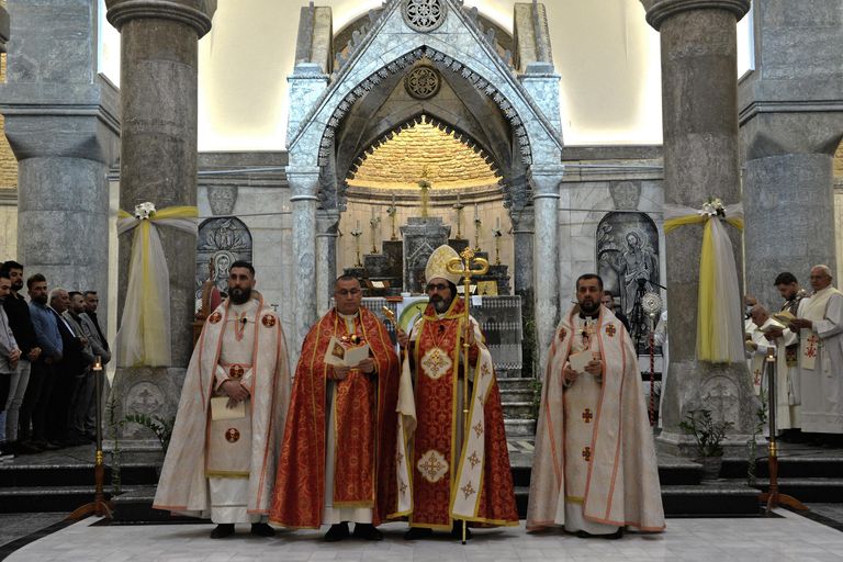 Католические священники проводят пасхальную мессу в церкви Ат-Тахера, Мосул Католические священники проводят пасхальную мессу в церкви Ат-Тахера, Мосул