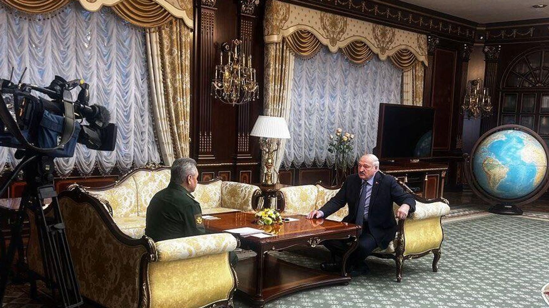 Встреча президента Белоруссии Александра Лукашенко и министра обороны РФ Сергея Шойгу в Минске Встреча президента Белоруссии Александра Лукашенко и министра обороны РФ Сергея Шойгу в Минске - РИА Новости, 1920, 10.04.2023