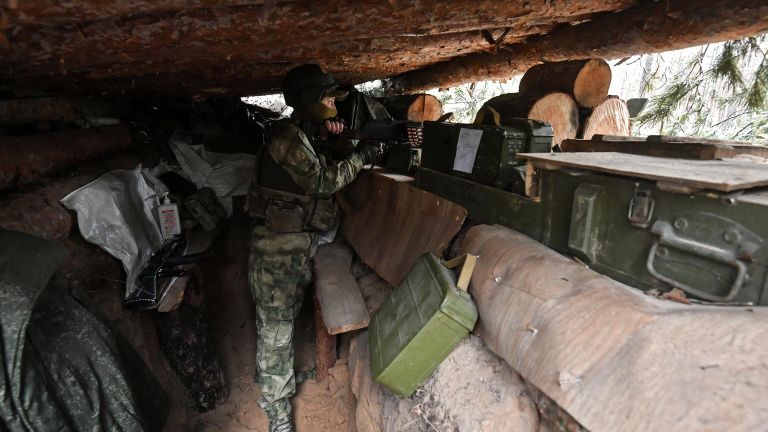 Боец спецназа Ахмат на позиции кременского участка фронта в Донбассе Боец спецназа Ахмат на позиции кременского участка фронта в Донбассе