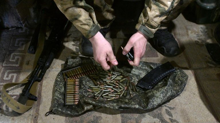Боец спецназа Ахмат заряжает магазин патронами на кременском участке фронта в Донбассе Боец спецназа Ахмат заряжает магазин патронами на кременском участке фронта в Донбассе