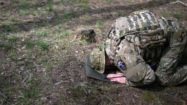 Боец спецназа Ахмат совершает намаз на кременском участке фронта в Донбассе Боец спецназа Ахмат совершает намаз на кременском участке фронта в Донбассе