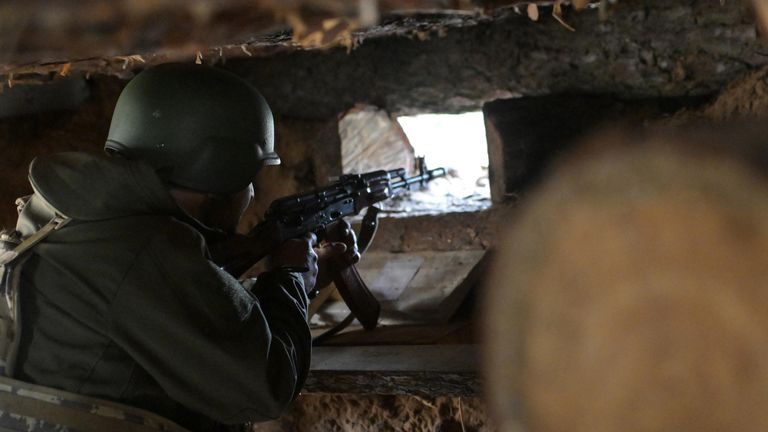 Боец спецназа Ахмат на позиции кременского участка фронта в Донбассе Боец спецназа Ахмат на позиции кременского участка фронта в Донбассе