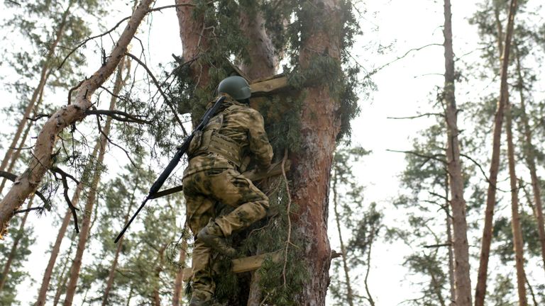 Снайпер спецназа Ахмат выдвигается на позицию на кременском участке фронта в Донбассе Снайпер спецназа Ахмат выдвигается на позицию на кременском участке фронта в Донбассе