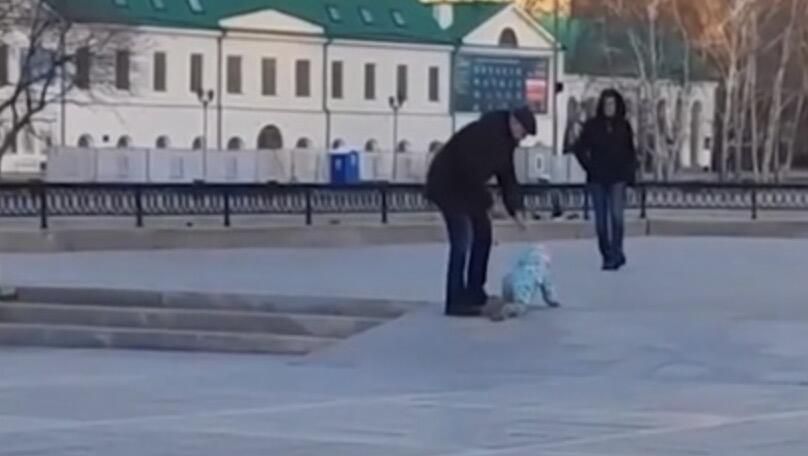 Мужчина выгуливает ребенка предположительно на поводке в центре Екатеринбурга Мужчина выгуливает ребенка предположительно на поводке в центре Екатеринбурга - РИА Новости, 1920, 10.04.2023