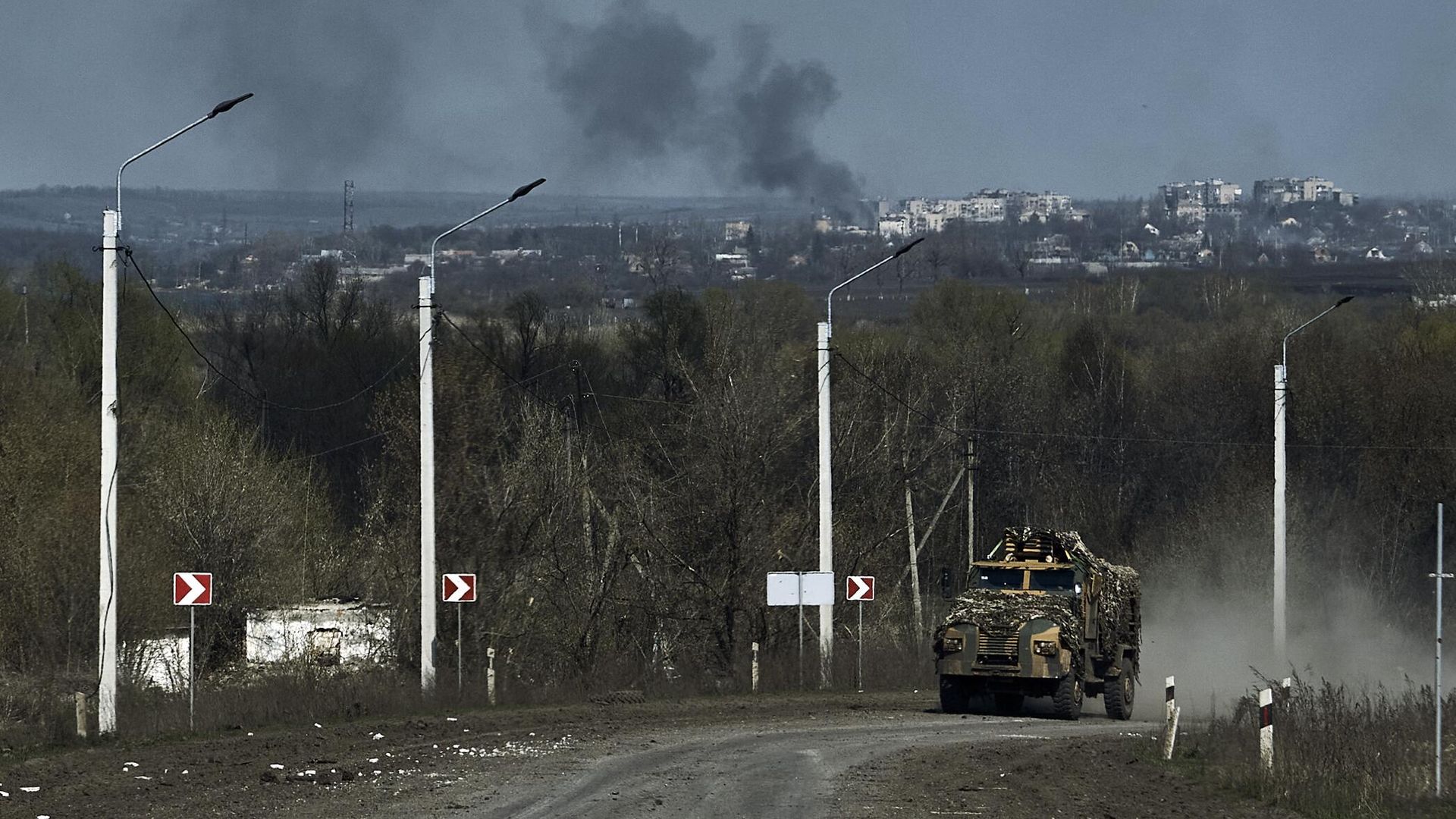 Украинские военные на дороге в районе Артемовска Украинские военные на дороге в районе Артемовска - РИА Новости, 1920, 07.12.2024