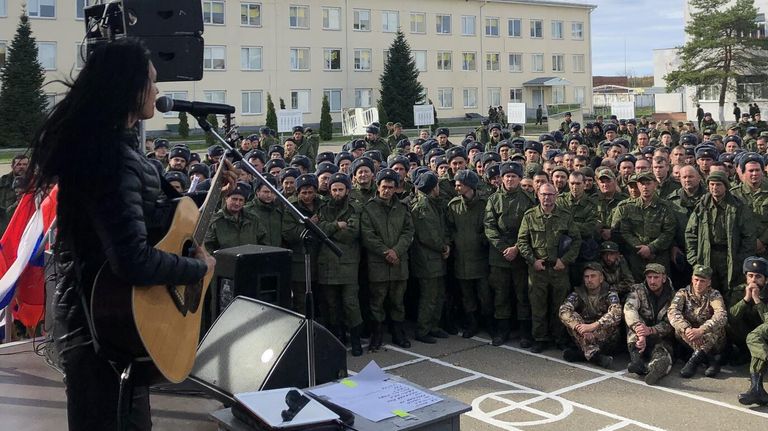 Выступление певицы Мары перед бойцами Выступление певицы Мары перед бойцами