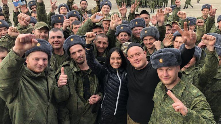 Певица Мара с бойцами Певица Мара с бойцами