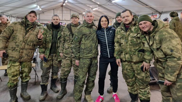 Певица Мара с бойцами Самарского полка Певица Мара с бойцами Самарского полка