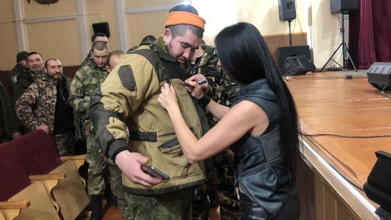 Певица Мара с бойцами Певица Мара с бойцами