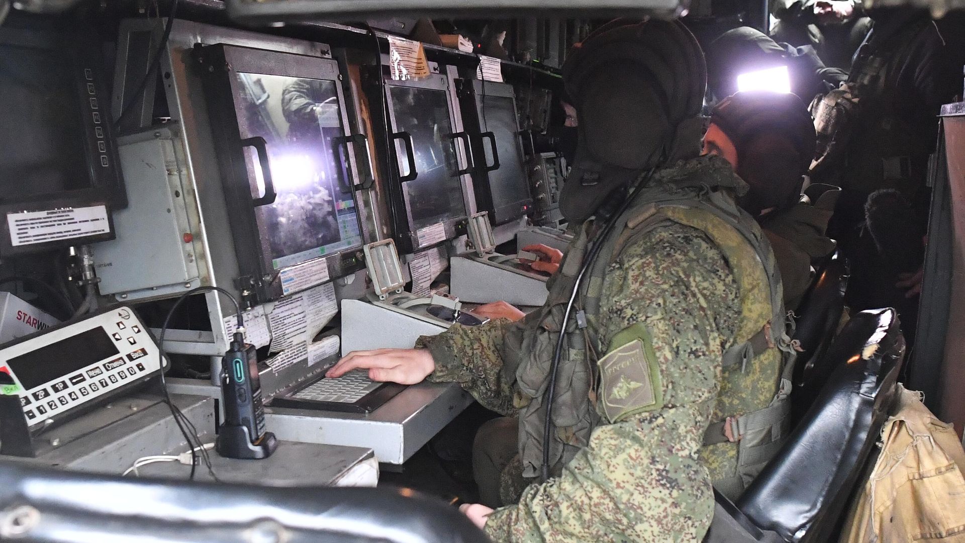 Военнослужащие ВС РФ в кабине командной машины зенитно-ракетного комплекса (ЗРК) Бук-М3 - РИА Новости, 1920, 14.01.2024