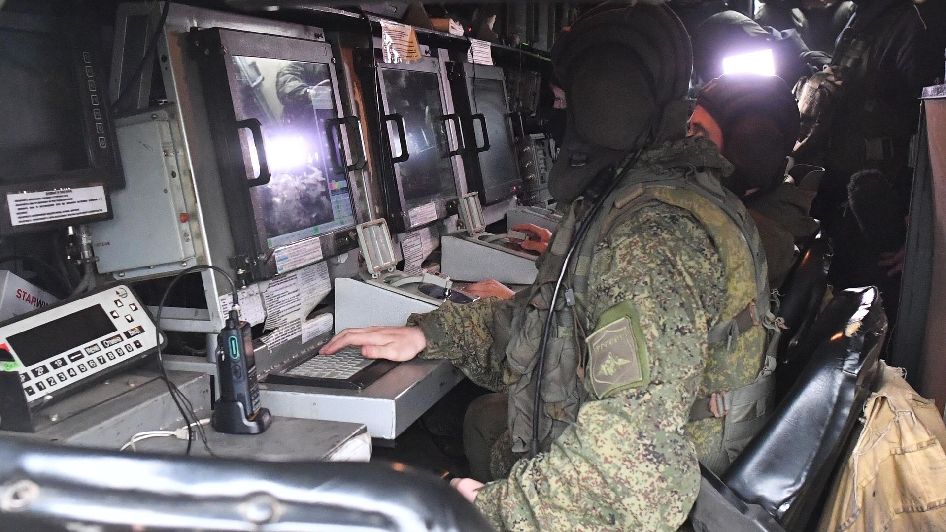 Военнослужащие ВС РФ в кабине командной машины зенитно-ракетного комплекса - РИА Новости, 1920, 27.08.2023