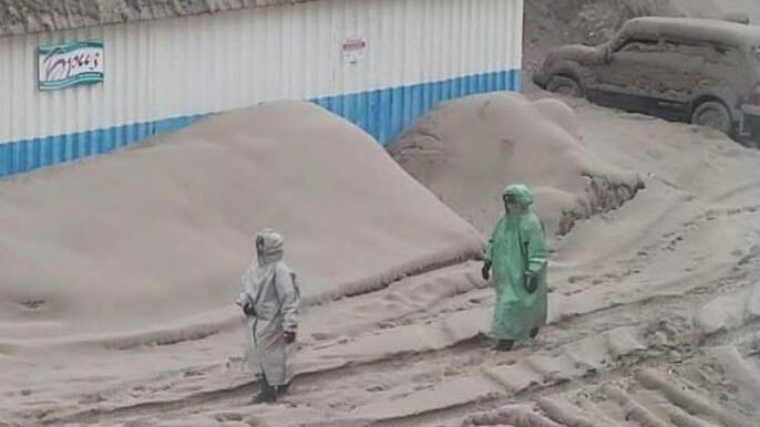 Люди в защитных костюмах в поселке Ключи во время извержения вулкана Шивелуч на Камчатке. 11 апреля 2023 Люди в защитных костюмах в поселке Ключи во время извержения вулкана Шивелуч на Камчатке. 11 апреля 2023 - РИА Новости, 1920, 11.04.2023