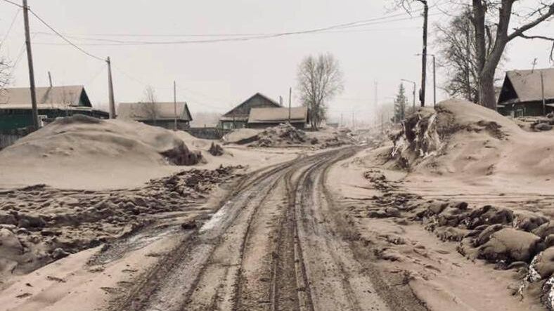 Дорогая, покрытая пеплом в результате извержения вулкана Шивелуч в Усть-Камчатском районе Дорогая, покрытая пеплом в результате извержения вулкана Шивелуч в Усть-Камчатском районе - РИА Новости, 1920, 11.04.2023