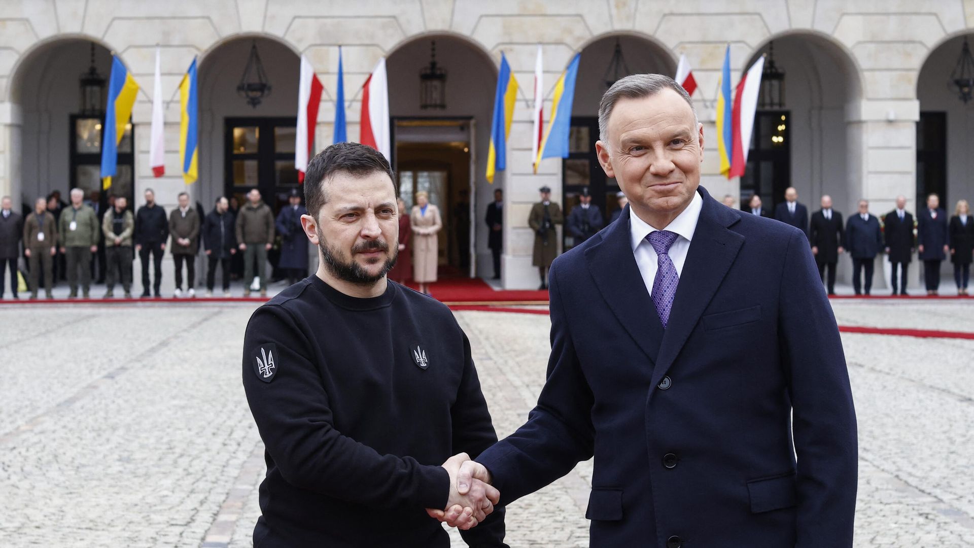 Президент Украины Владимир Зеленский и президент Польши Анджей Дуда во время церемонии приветствия перед президентским дворцом в Варшаве Президент Украины Владимир Зеленский и президент Польши Анджей Дуда во время церемонии приветствия перед президентским дворцом в Варшаве - РИА Новости, 1920, 12.04.2023