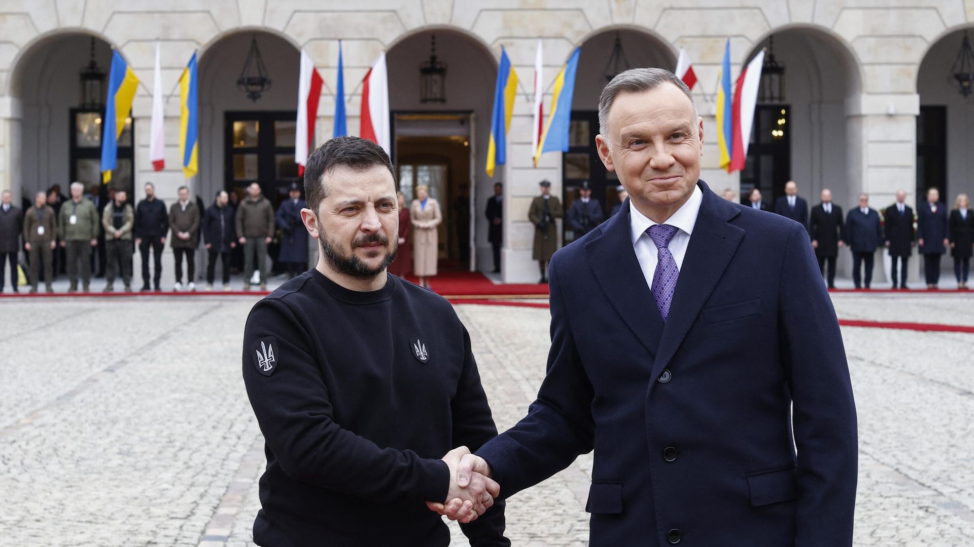 Президент Украины Владимир Зеленский и президент Польши Анджей Дуда во время церемонии приветствия перед президентским дворцом в Варшаве Президент Украины Владимир Зеленский и президент Польши Анджей Дуда во время церемонии приветствия перед президентским дворцом в Варшаве - РИА Новости, 1920, 12.04.2023