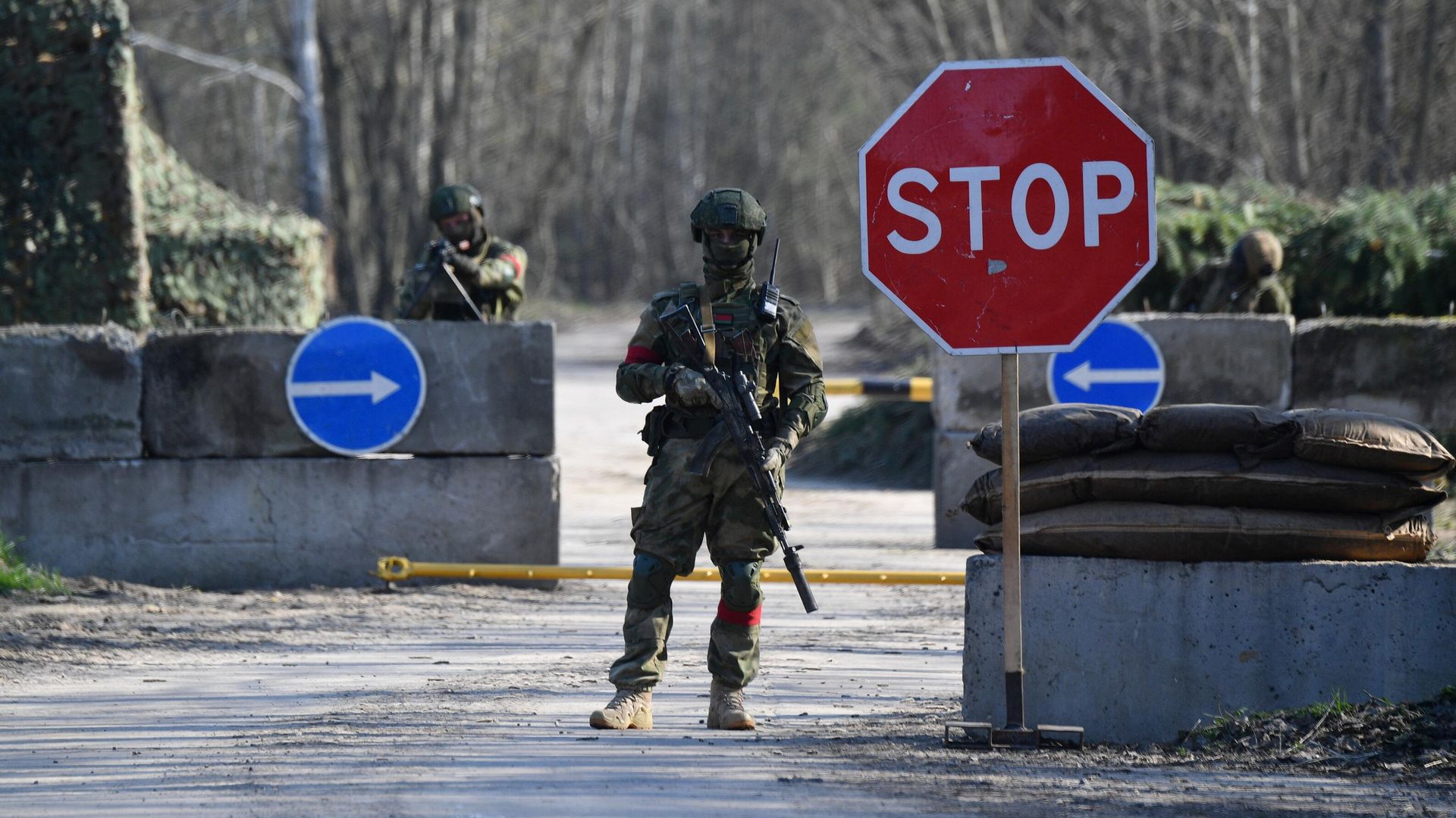 Военнослужащие воздушно-десантных войск Белоруссии дежурят на контрольно-пропускном пункте в Гомельской области неподалеку от белорусско-украинской границы Военнослужащие воздушно-десантных войск Белоруссии дежурят на контрольно-пропускном пункте в Гомельской области неподалеку от белорусско-украинской границы - РИА Новости, 1920, 05.07.2024