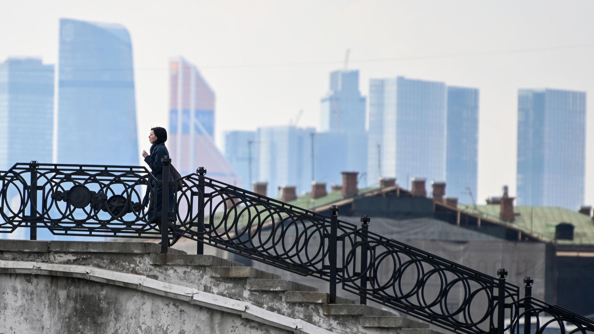 Девушка идет по Садовническому мосту через Водоотводный канал в Москве Девушка идет по Садовническому мосту через Водоотводный канал в Москве - РИА Новости, 1920, 21.04.2023