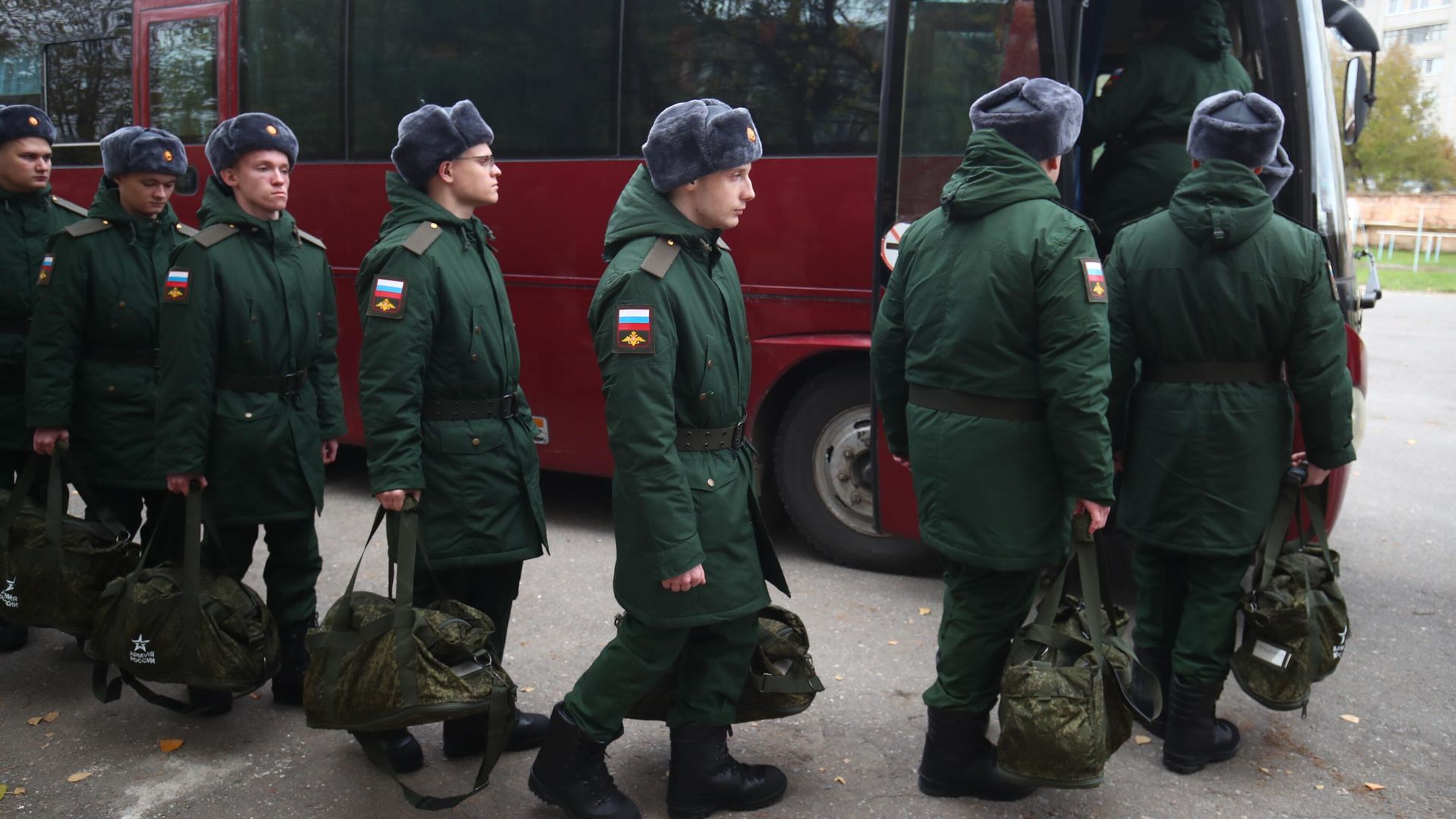 Призывники садятся в автобус перед отправкой на срочную службу в вооруженные силы РФ Призывники садятся в автобус перед отправкой на срочную службу в вооруженные силы РФ - РИА Новости, 1920, 15.04.2023
