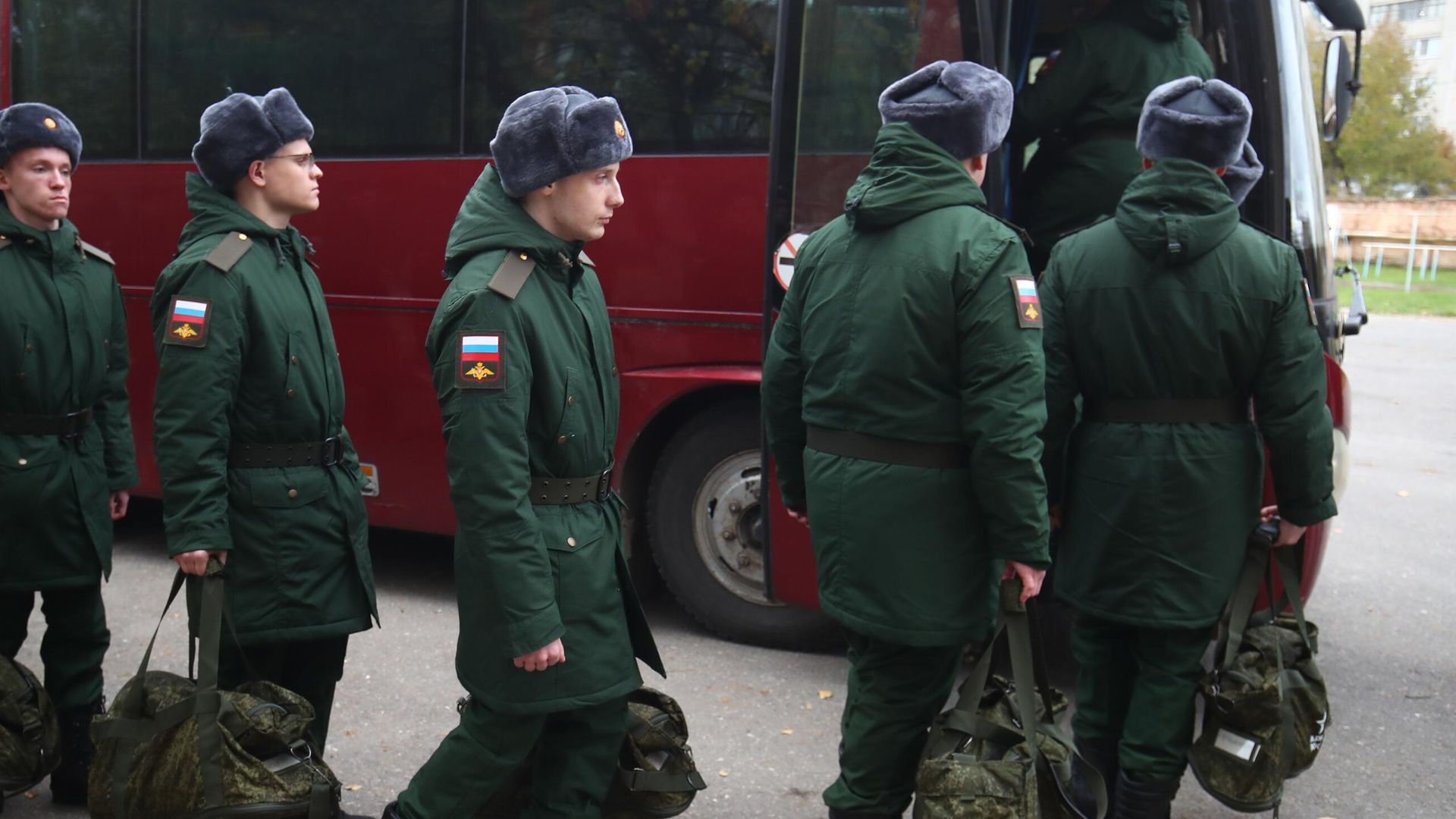 Призывники садятся в автобус перед отправкой на срочную службу в вооруженные силы РФ - РИА Новости, 1920, 29.09.2023