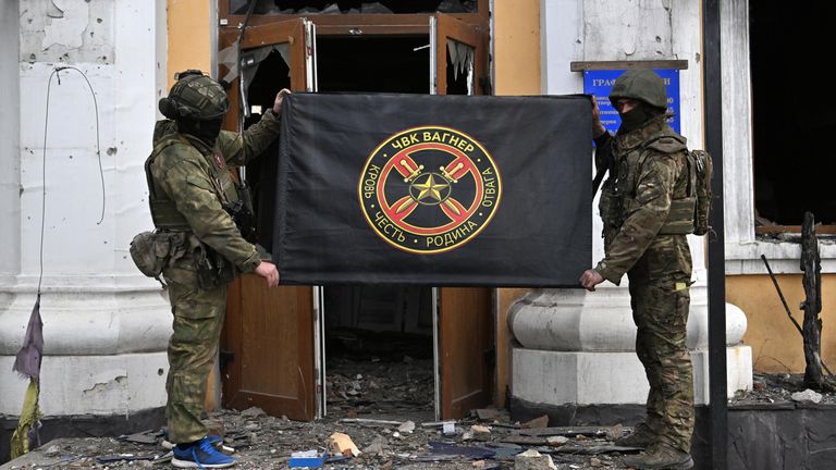 Бойцы ЧВК Вагнер около здания районной администрации в Артемовске Бойцы ЧВК Вагнер около здания районной администрации в Артемовске