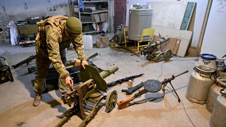 Боец ЧВК Вагнер демонстрирует трофейное оружие, найденное на позициях ВСУ в Артемовске Боец ЧВК Вагнер демонстрирует трофейное оружие, найденное на позициях ВСУ в Артемовске