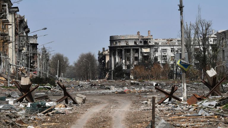 Вид на разрушенные здания на площади Свободы в Артемовске Вид на разрушенные здания на площади Свободы в Артемовске