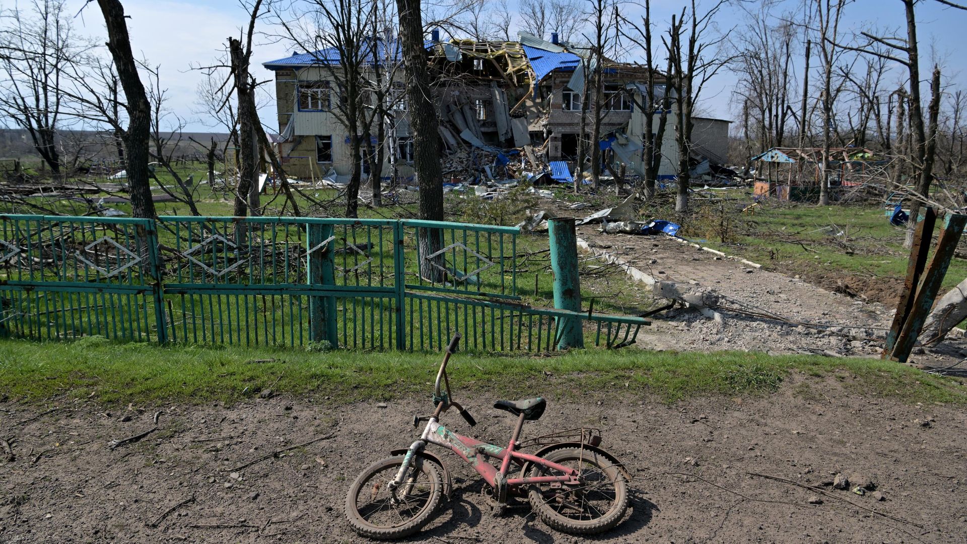 Разрушенное здание в селе Зайцево в пригороде Артемовска Разрушенное здание в селе Зайцево в пригороде Артемовска - РИА Новости, 1920, 14.04.2023