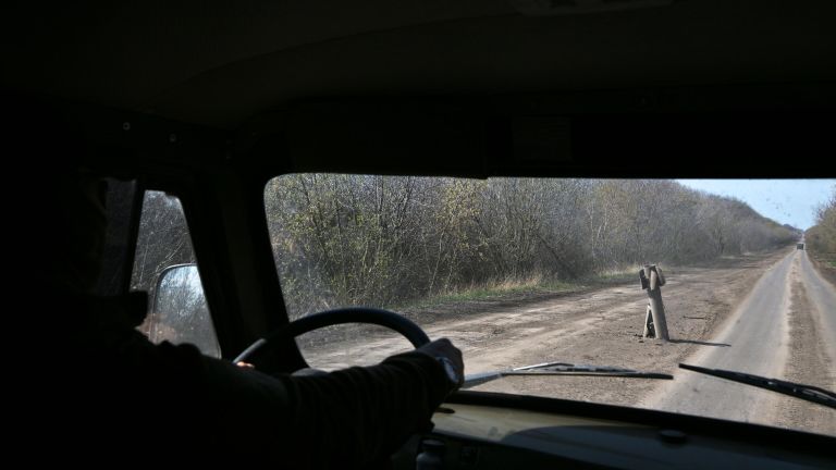 Хвостовик реактивного снаряда на дороге в пригороде Артемовска Хвостовик реактивного снаряда на дороге в пригороде Артемовска