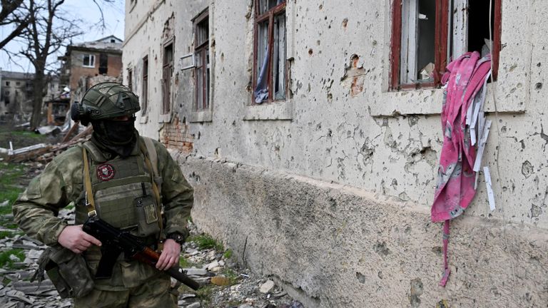 Боец ЧВК Вагнер в центре Артемовска Боец ЧВК Вагнер в центре Артемовска