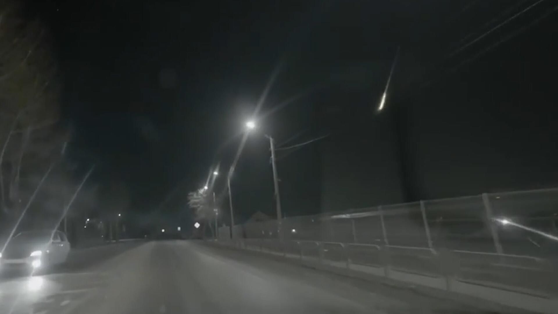 Под Екатеринбургом упал похожий на метеорит объект. Видео регистратора Под Екатеринбургом упал похожий на метеорит объект. Видео регистратора - РИА Новости, 1920, 11.04.2023