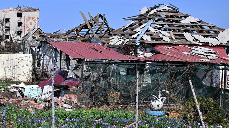 Разрушенные дома в поселке Опытное в пригороде Артемовска Разрушенные дома в поселке Опытное в пригороде Артемовска
