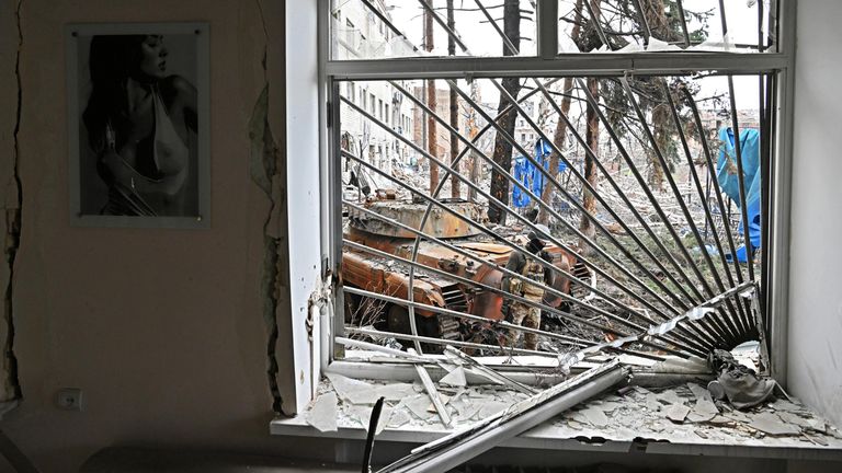 Бойцы ЧВК Вагнер возле уничтоженной украинской БМП-2 в центре Артемовска Бойцы ЧВК Вагнер возле уничтоженной украинской БМП-2 в центре Артемовска