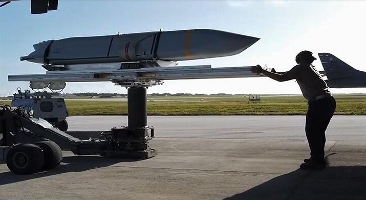 Загрузка ракет JASSM на борт стратегического бомбардировщика B-1B Lancer ВВС США Загрузка ракет JASSM на борт стратегического бомбардировщика B-1B Lancer ВВС США - РИА Новости, 1920, 23.08.2023