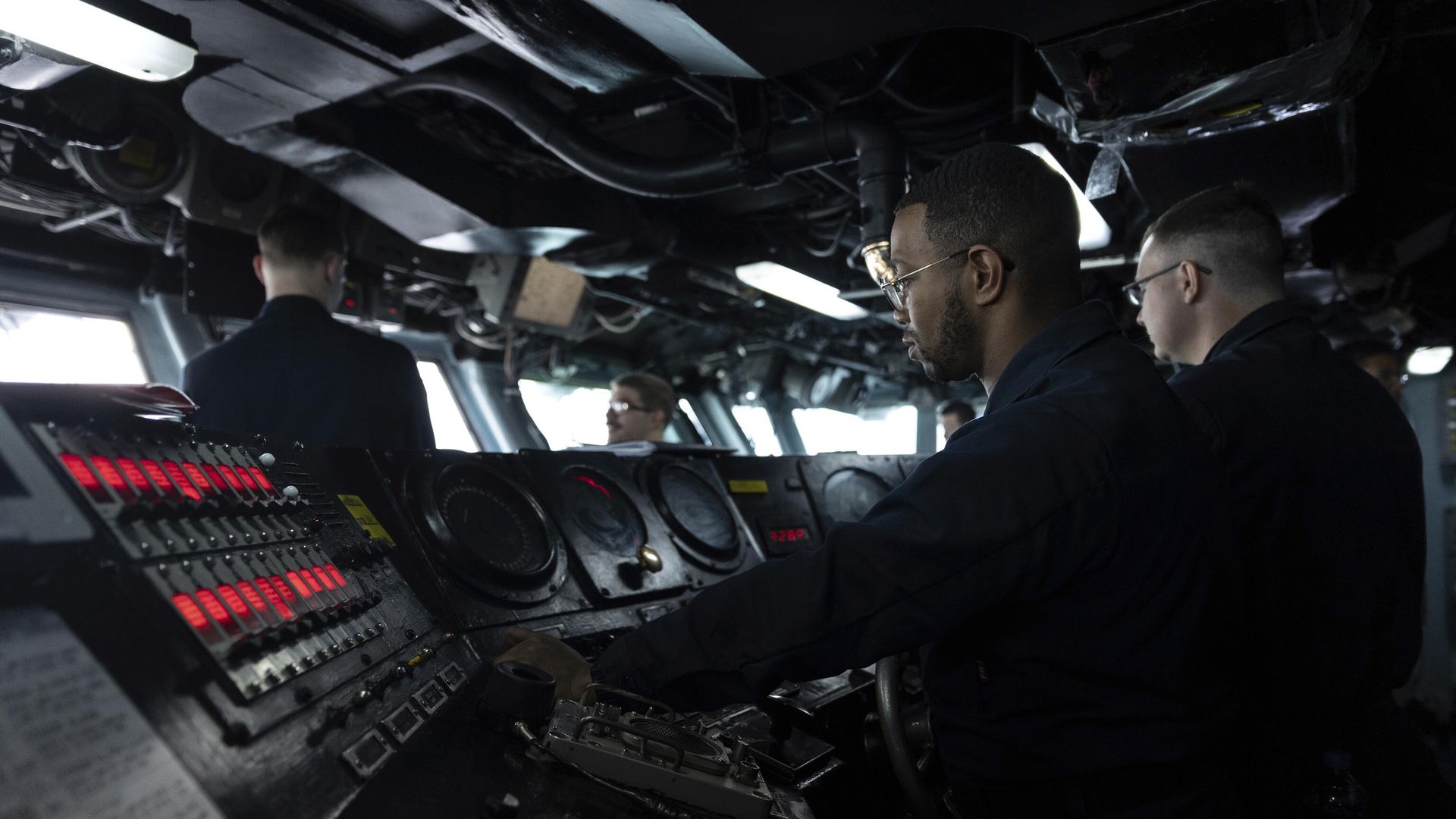 Солдат ВМС США на мостике десантного корабля класса Wasp USS Kearsarge (LHD 3) в Балтийском море Солдат ВМС США на мостике десантного корабля класса Wasp USS Kearsarge (LHD 3) в Балтийском море - РИА Новости, 1920, 13.04.2023