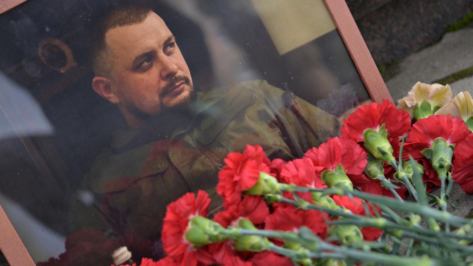 Цветы у портрета блогера, военного корреспондента, ополченца Донбасса Максима Фомина (Владлена Татарского) Цветы у портрета блогера, военного корреспондента, ополченца Донбасса Максима Фомина (Владлена Татарского) - РИА Новости, 1920, 18.10.2024