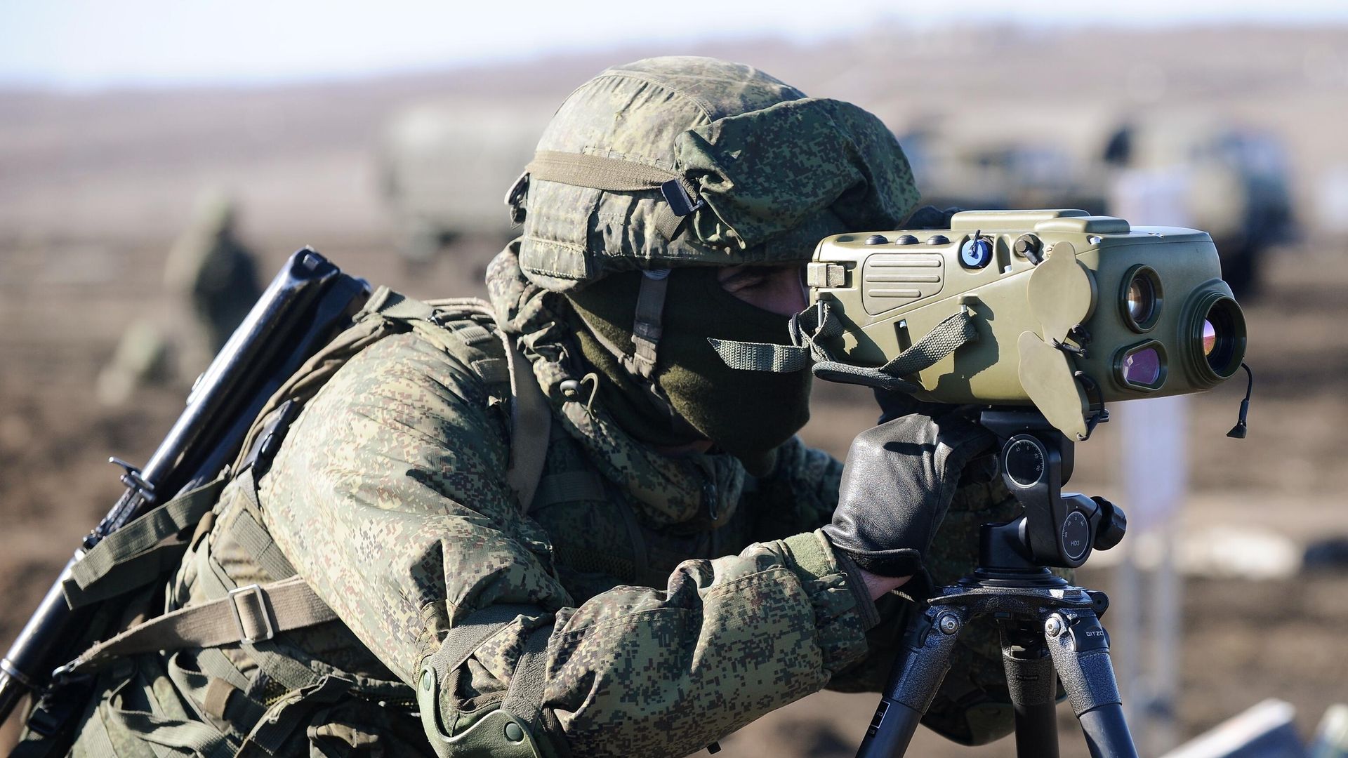Военнослужащий наблюдает за беспилотным летательным аппаратом среди подразделений радиоэлектронной борьбы Военнослужащий наблюдает за беспилотным летательным аппаратом среди подразделений радиоэлектронной борьбы - РИА Новости, 1920, 15.04.2023