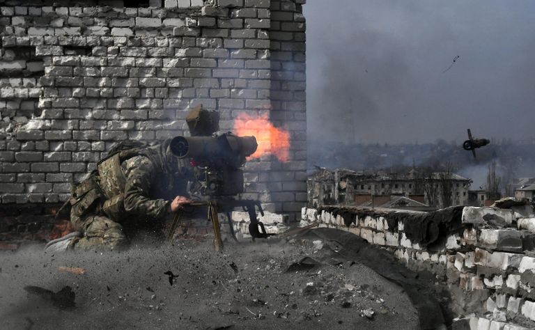 Боец ЧВК Вагнер ведет огонь из противотанковой управляемой ракеты по позициям ВСУ в Артёмовске Боец ЧВК Вагнер ведет огонь из противотанковой управляемой ракеты по позициям ВСУ в Артёмовске